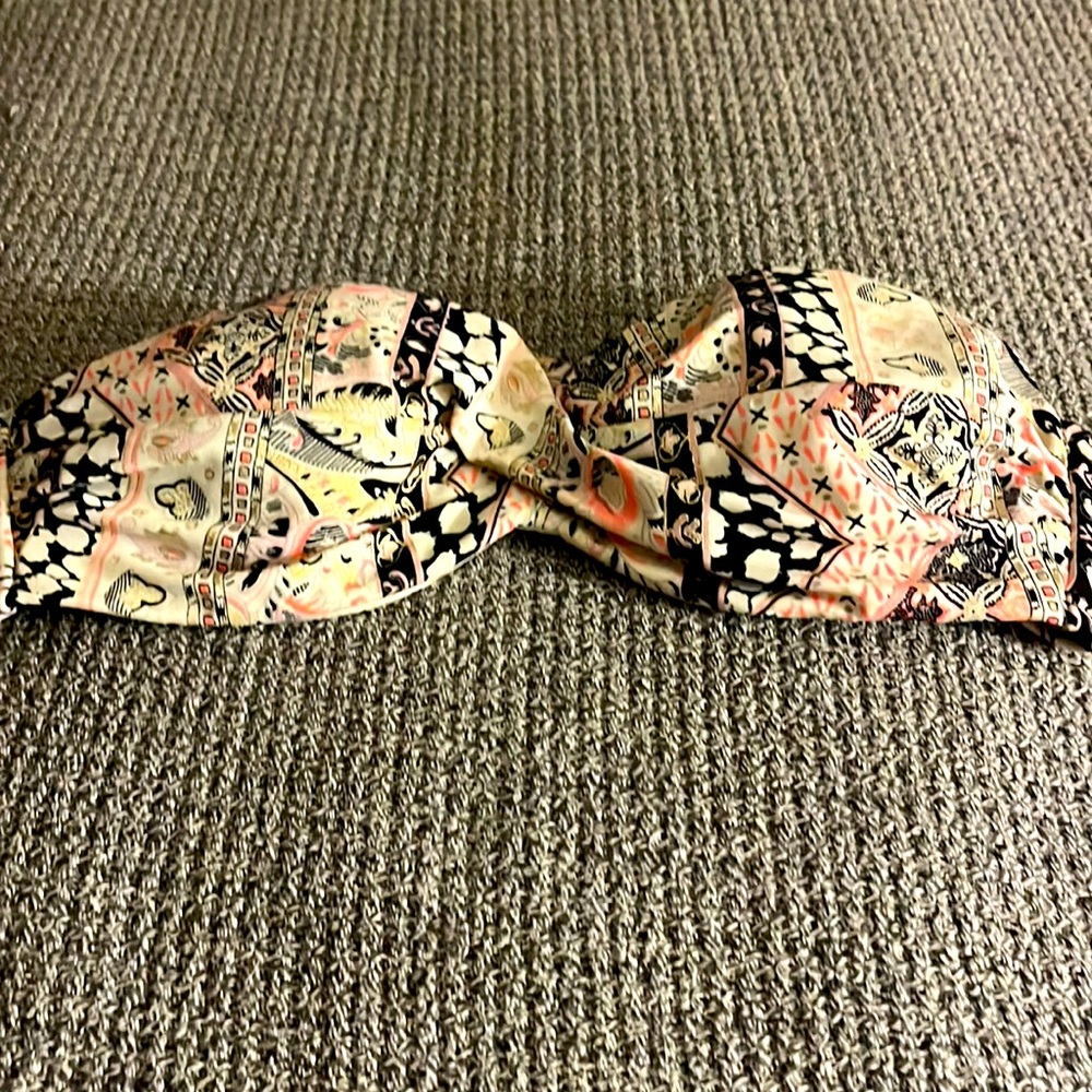 Women's Victoria Secret bikini top.  Strapless size 32B. In great condition.